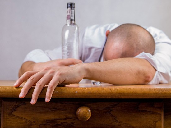 Эксперт рассказал, насколько эффективно «запивание» стресса алкоголем