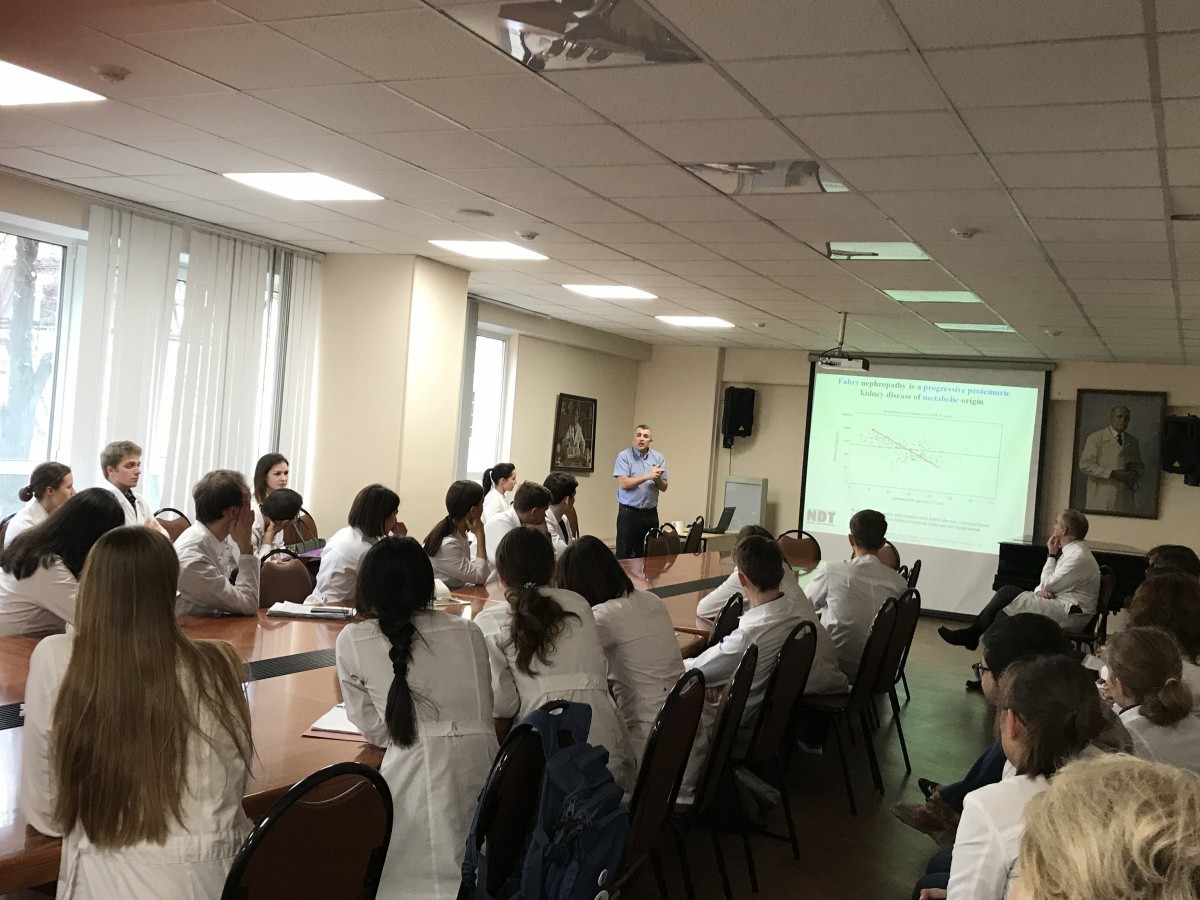 Профессор Альберто Ортиз провел лекцию о редком генетическом заболевании