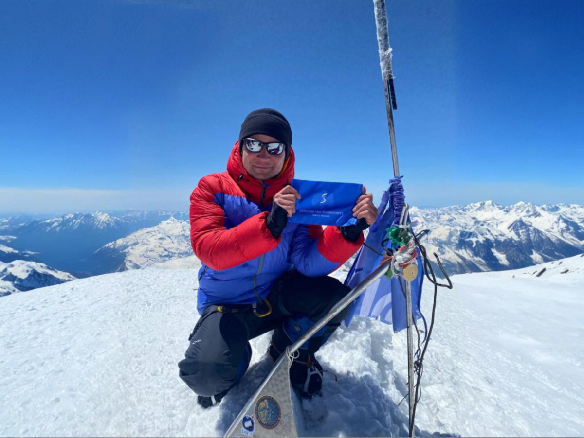 Врач-оториноларинголог Алексей Толданов посвятил свое первое восхождение на Эльбрус Сеченовскому Университету 
