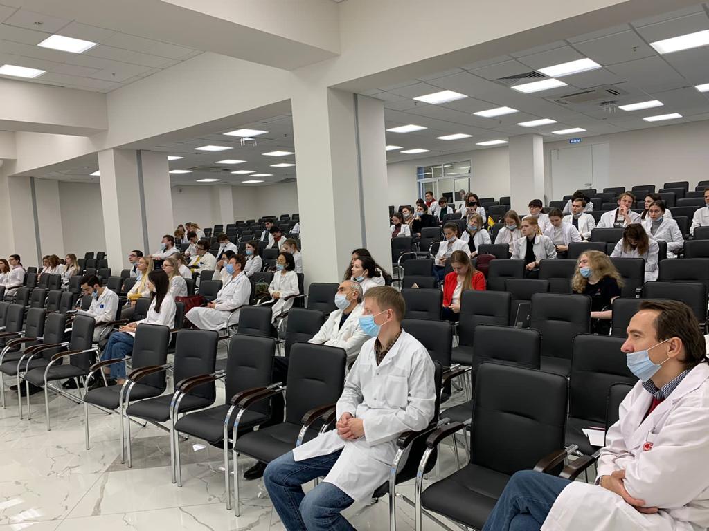 В духе научной дискуссии. В Институте фармации имени А.П. Нелюбина прошел мастер-класс для студентов     