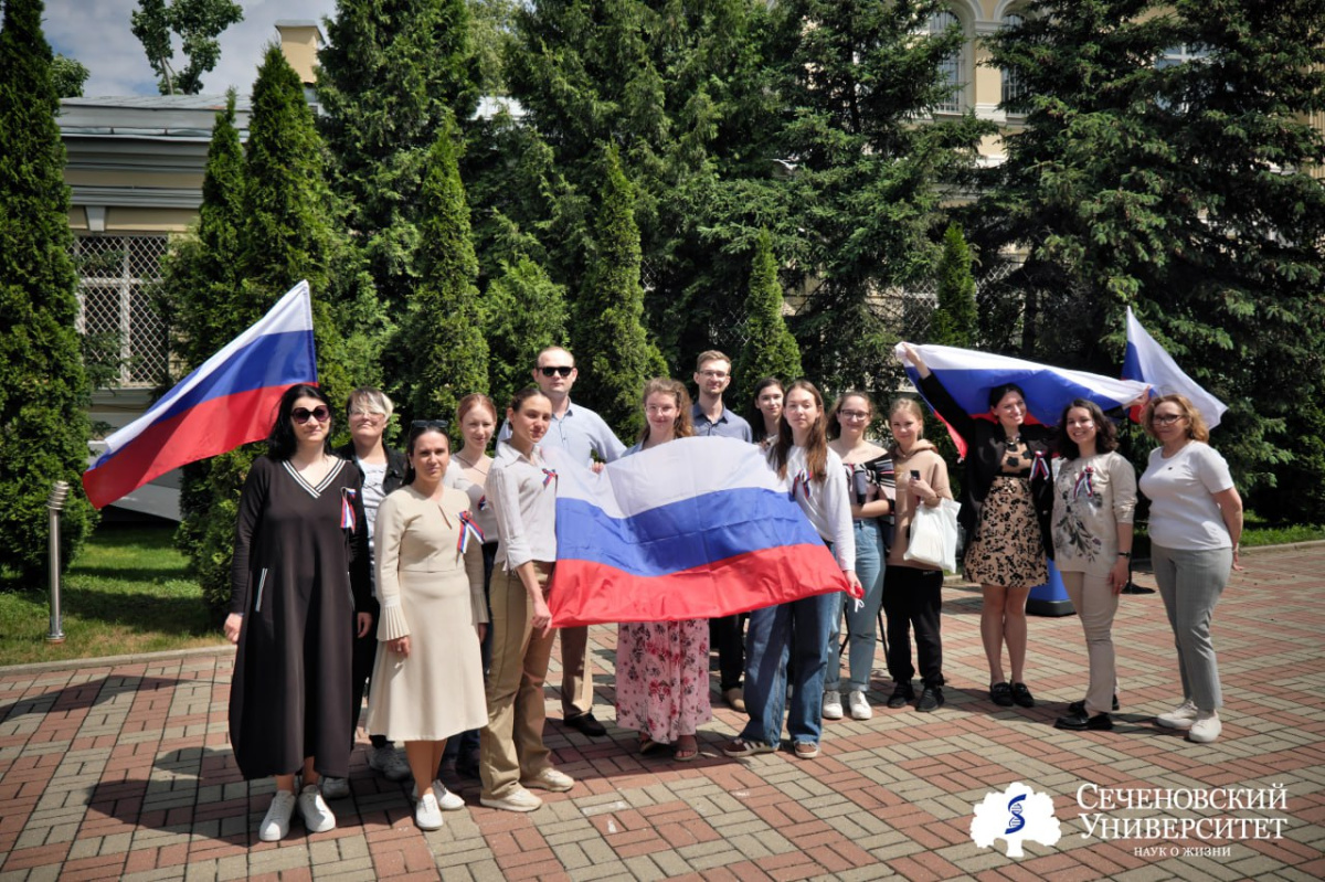  Сеченовский Университет отметил День России патриотической акцией 