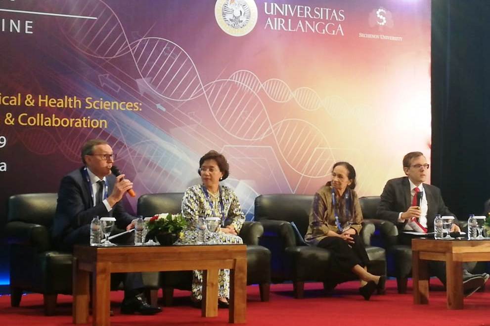  Первый проректор Сеченовского университета Андрей Свистунов выступил на саммите QS в Индонезии 