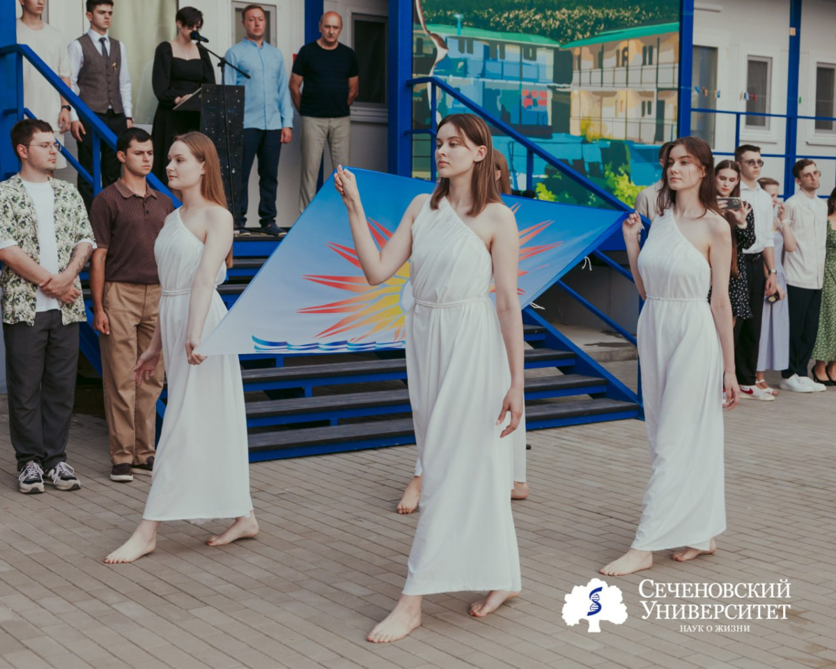  «Мы вместе — жители страны, что “Сеченовцем” много лет зовем»: Сеченовский Университет в 60-й раз открыл студенческий лагерь на побережье Черного моря 