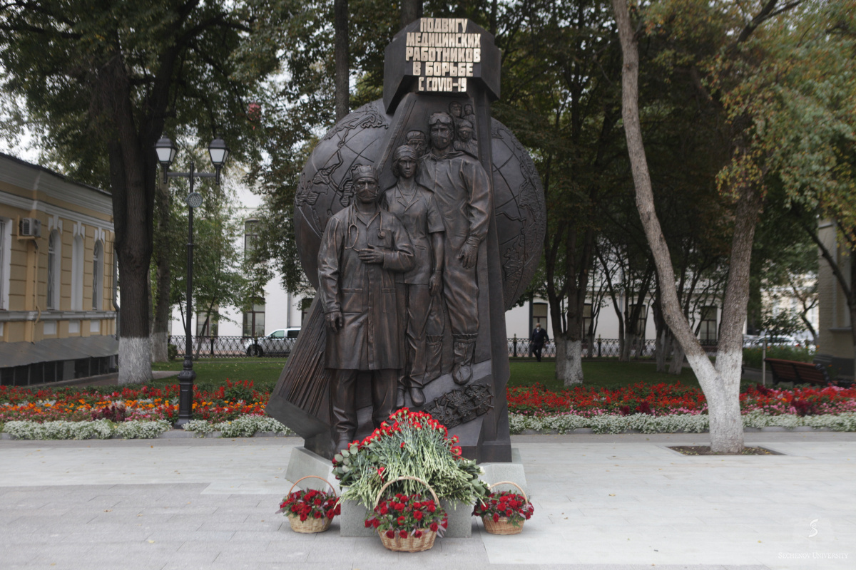  Monument to doctors fighting COVID-19 unveiled at Sechenov University 