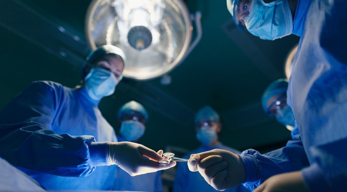 Хирурги Сеченовского университета удалили пациенту опухоль на артерии без применения имплантов