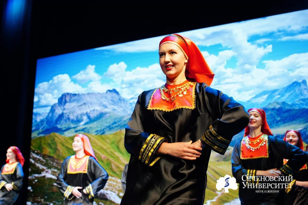 Музыка, цветы и девичьи улыбки: сотрудницы Сеченовского Университета отпраздновали 8 Марта 