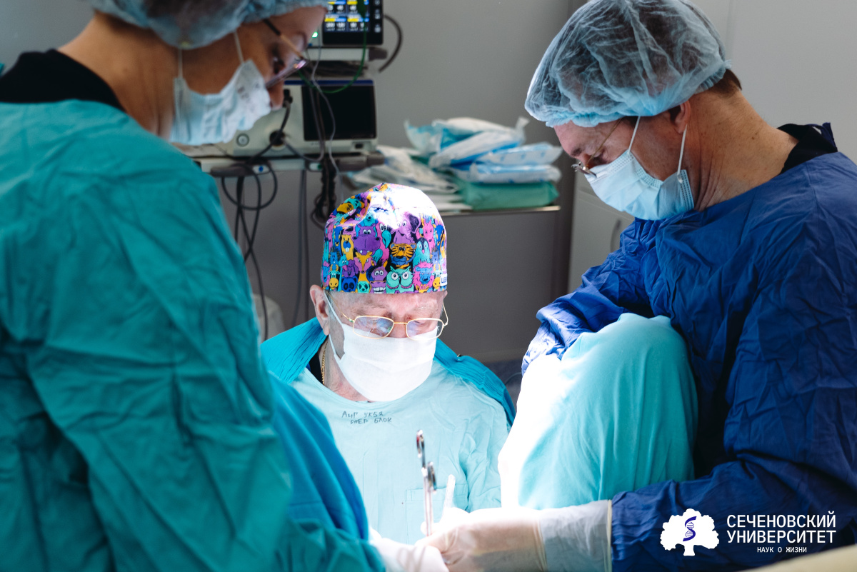 «Московская операция»: гинекологи Сеченовского центра материнства и детства разработали новые способы лечения пролапса с помощью титанового шелка