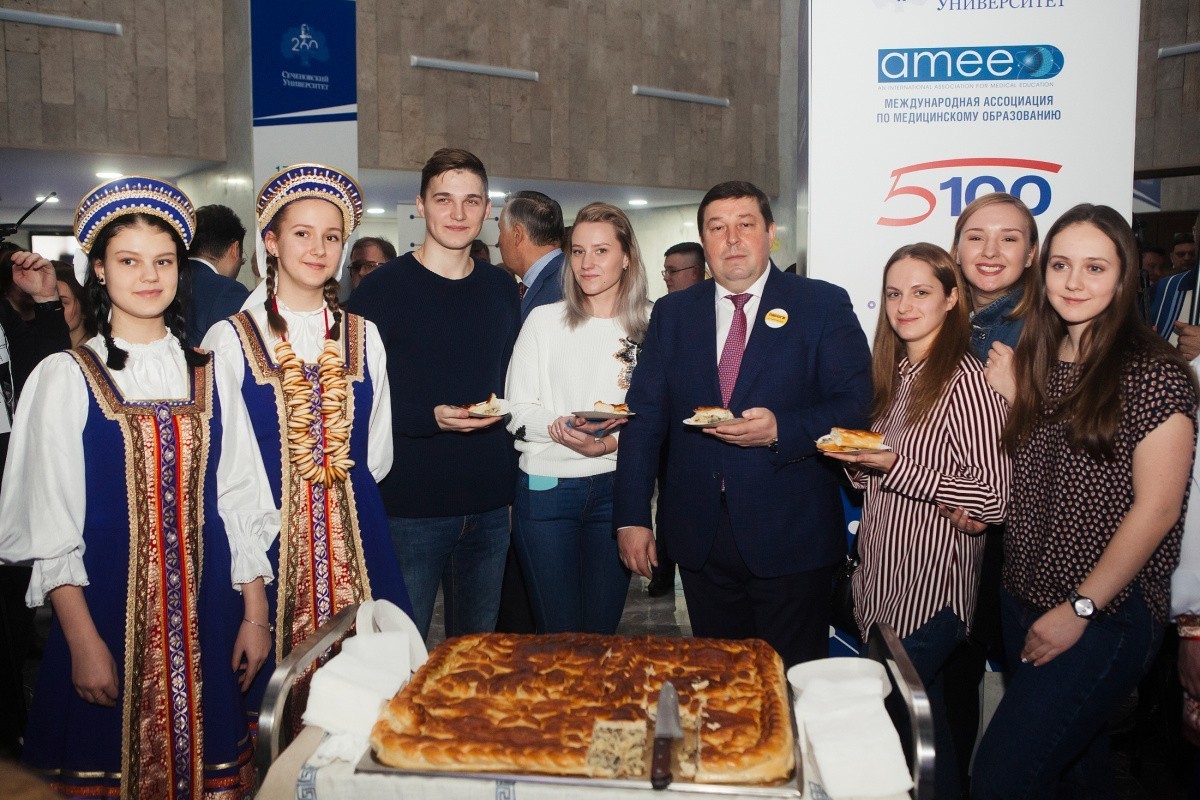 День студента-медика: традиционные пироги и проект «PRO | Успех»