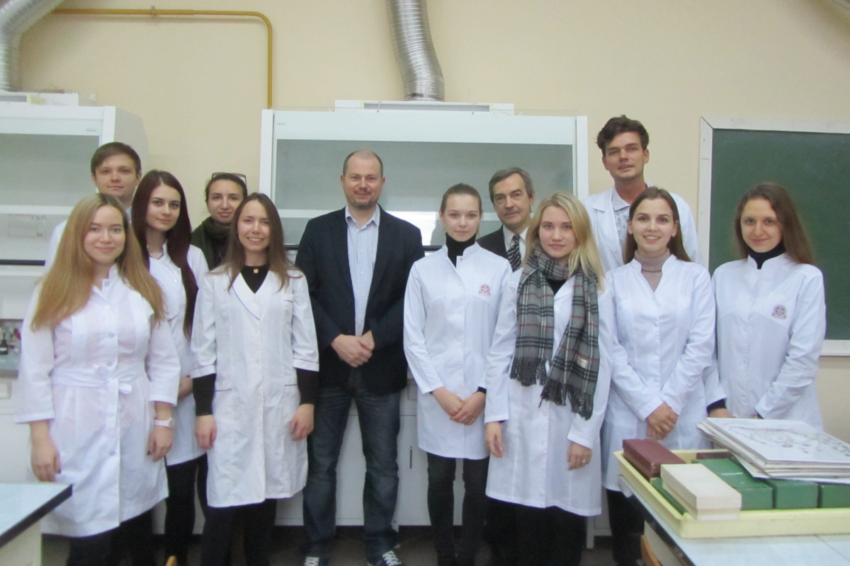 Передовой опыт по стандартизации лекарственного растительного сырья представили в Институте фармации