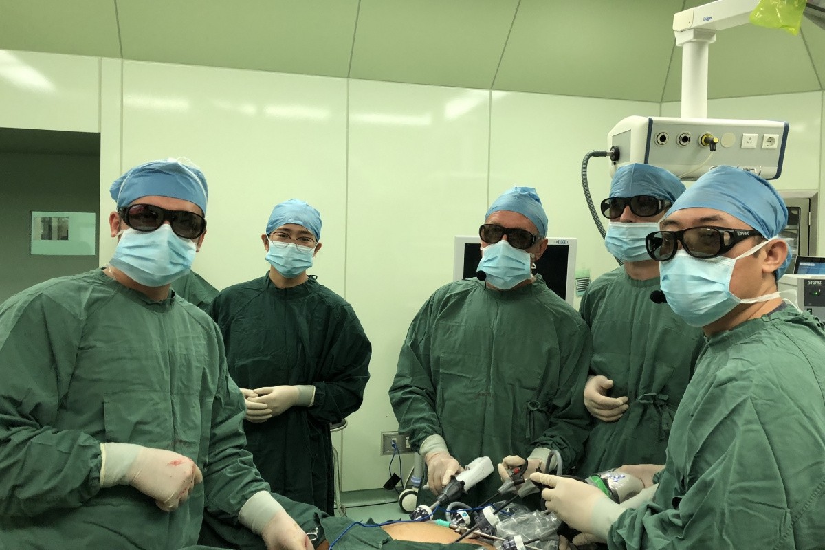 Колопроктологи Сеченовского университета провели показательную операцию на международной конференции в Китае