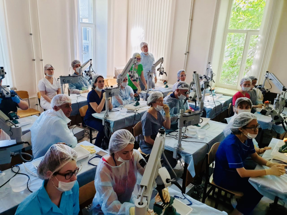 Российские врачи осваивают в Клиническом центре Сеченовского университета современные технологии отохирургии