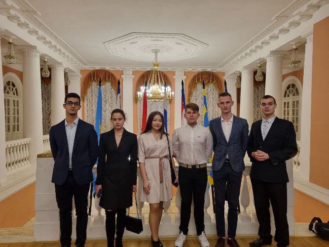 Студенты ВУЦ в театре российской Армии