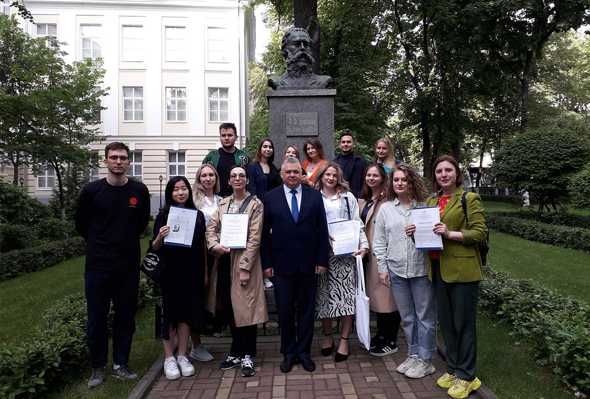 На кафедре общественного здоровья и здравоохранения им. Н.А. Семашко состоялся выпуск студентов школы мастерства «Фабрика лидеров здравоохранения» 2022-2023 учебного года 