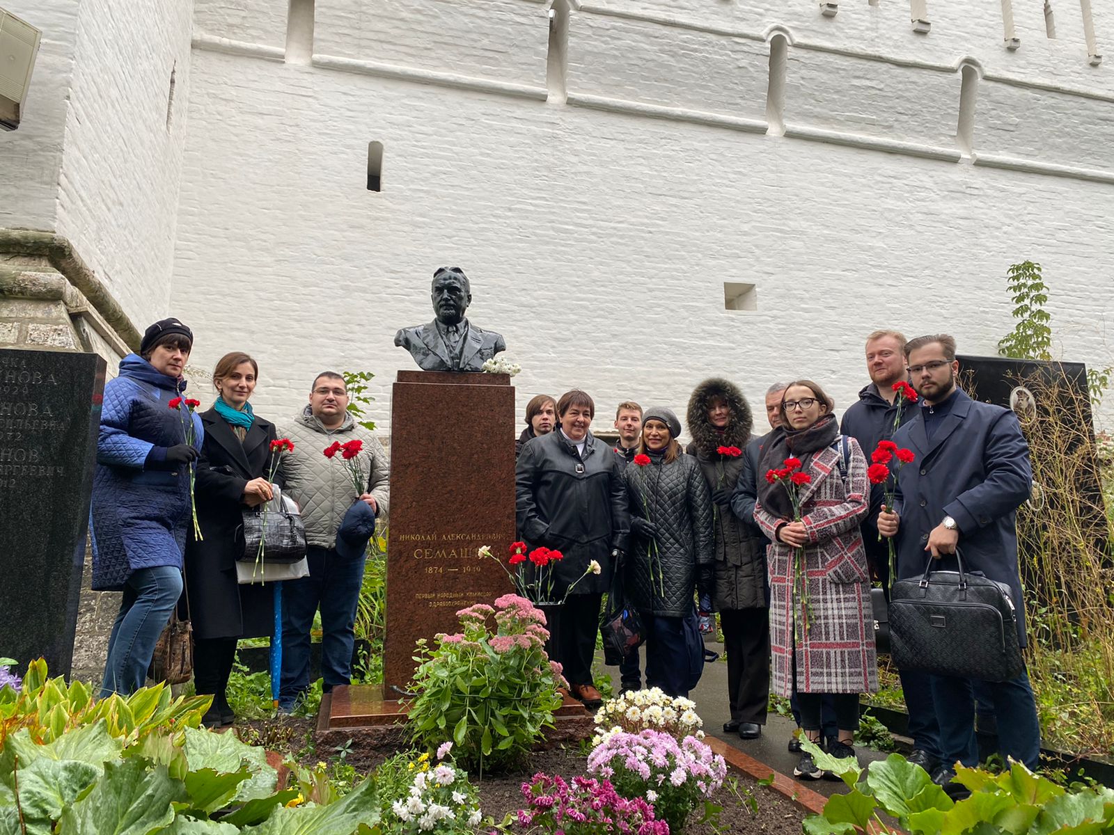 Возложение цветов на могилу Н.А.Семашко 