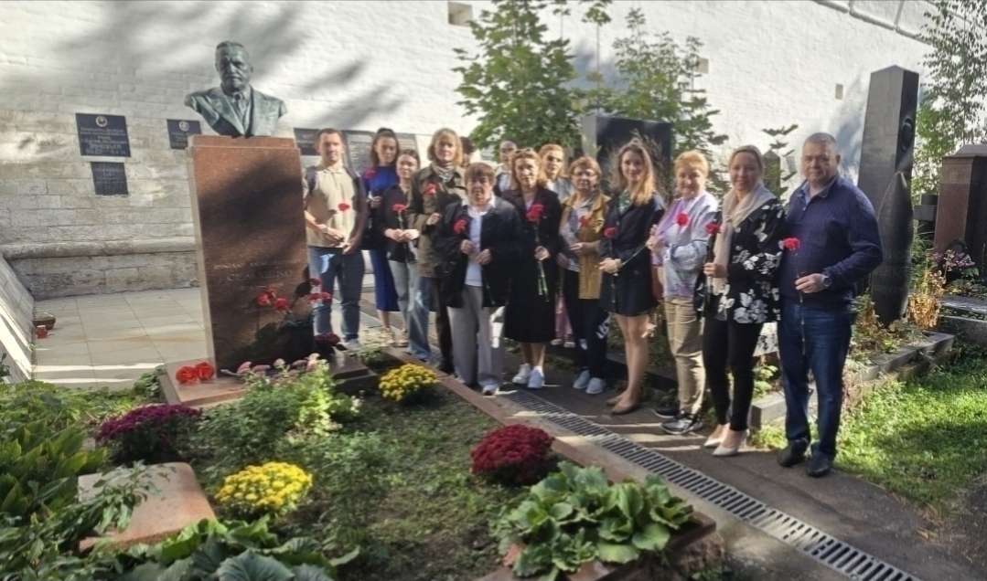 Традиционное посещение могилы Николая Александровича Семашко .