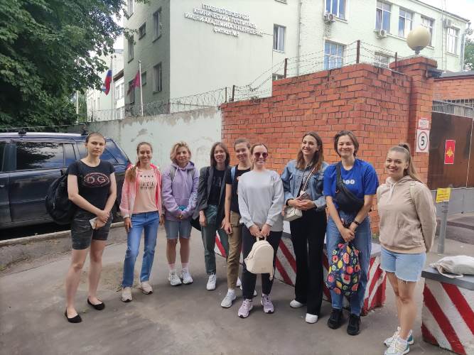 Студенты-волонтеры в госпитале