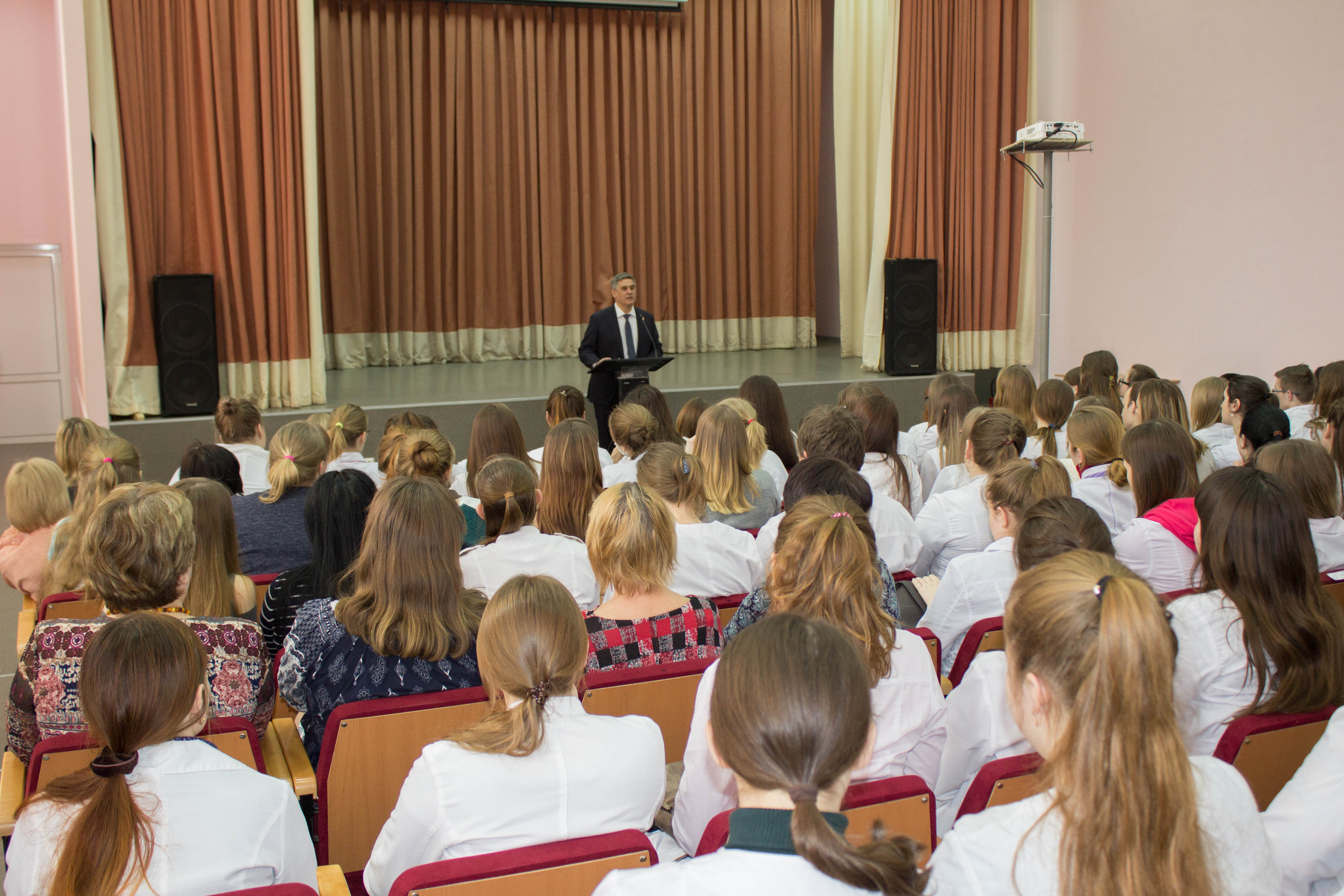 Альберт Суфианов пообщался со студентами тюменского медицинского колледжа