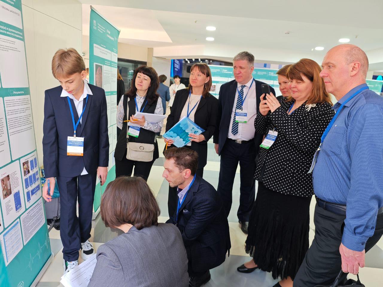 Секция «Социологические исследования в сфере охраны здоровья» впервые была представлена на открытой городской научно-практической конференции школьников «Старт в медицину» 24 апреля 2025 г. в Конгресс-центре Сеченовского Университета.