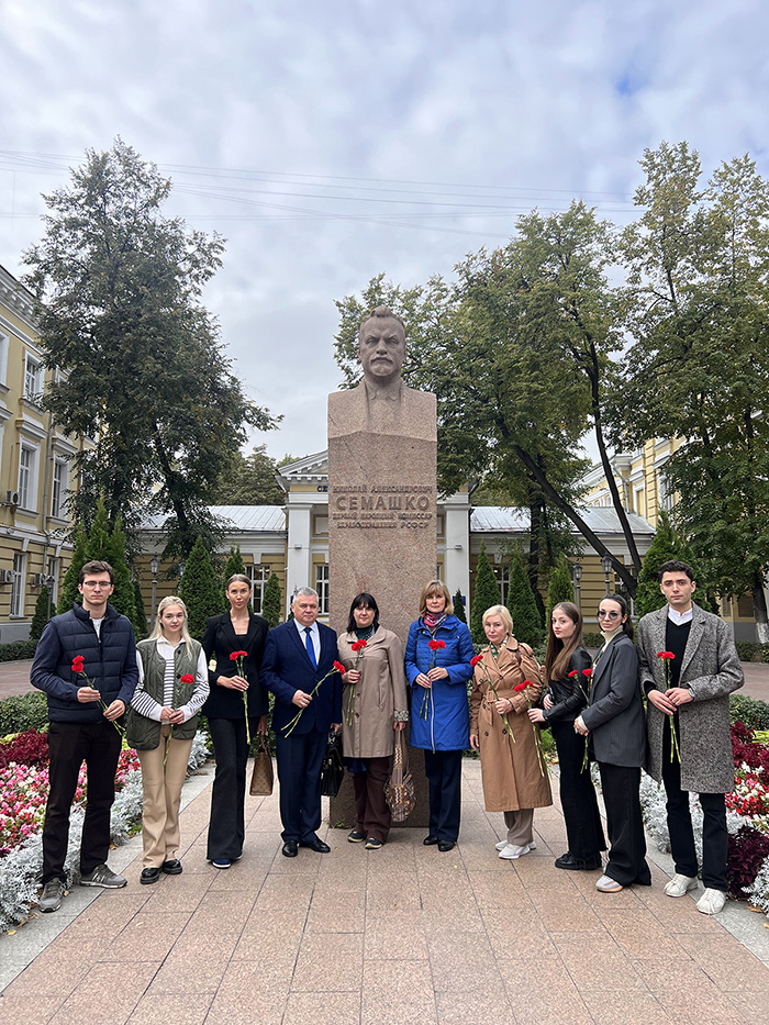 Традиционное возложение цветов сотрудниками и обучающимися кафедры в день рождения Н.А. Семашко