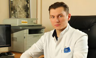 Заведующий отделением кардиохирургии Центра кардиоангиологии Андрей Панков рассказал о причинах возникновения тромбов, опасных осложнениях тромбоза и персонализированном лечении этого заболевания