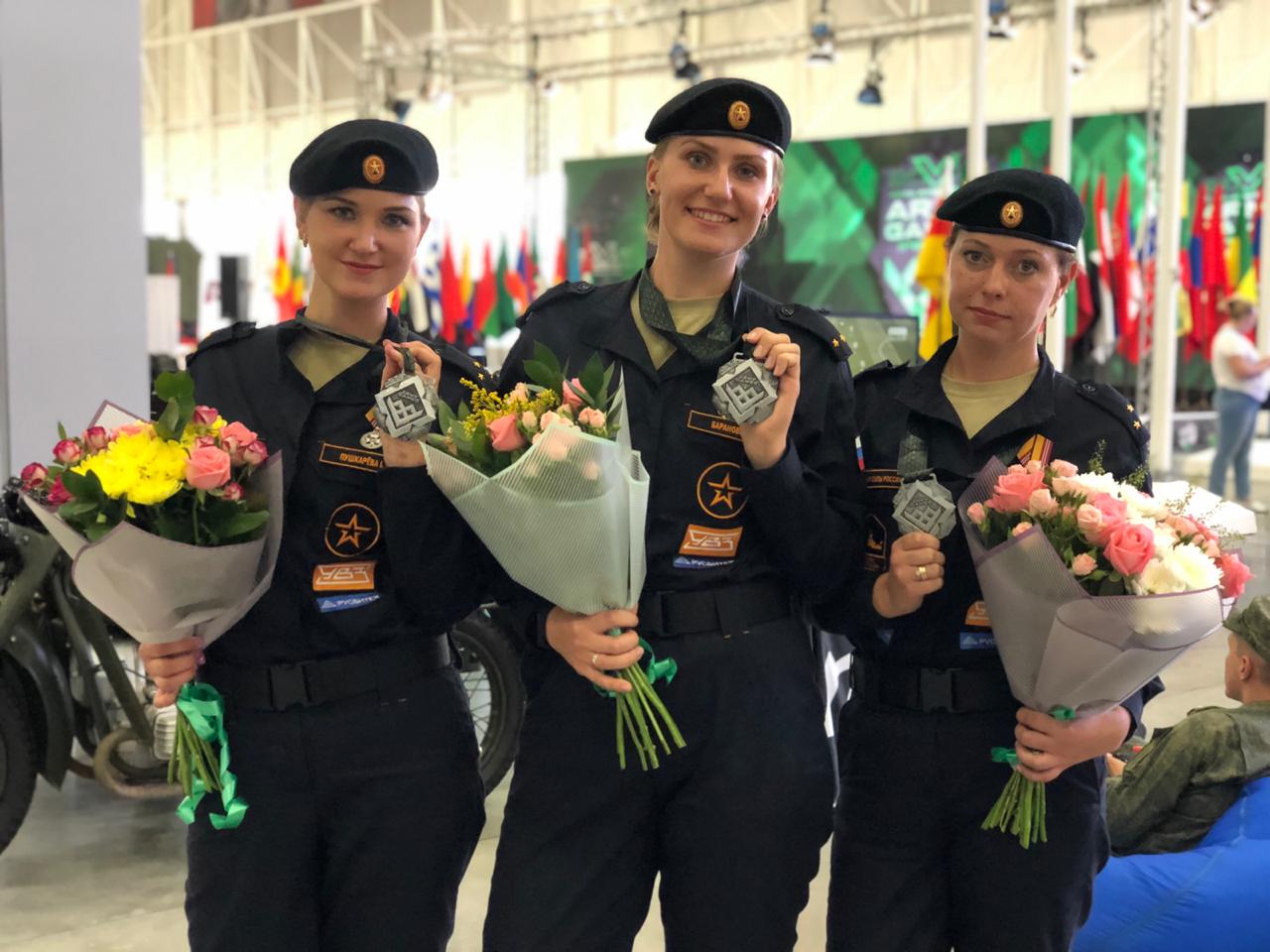 В танках только девушки, и при этом медики!