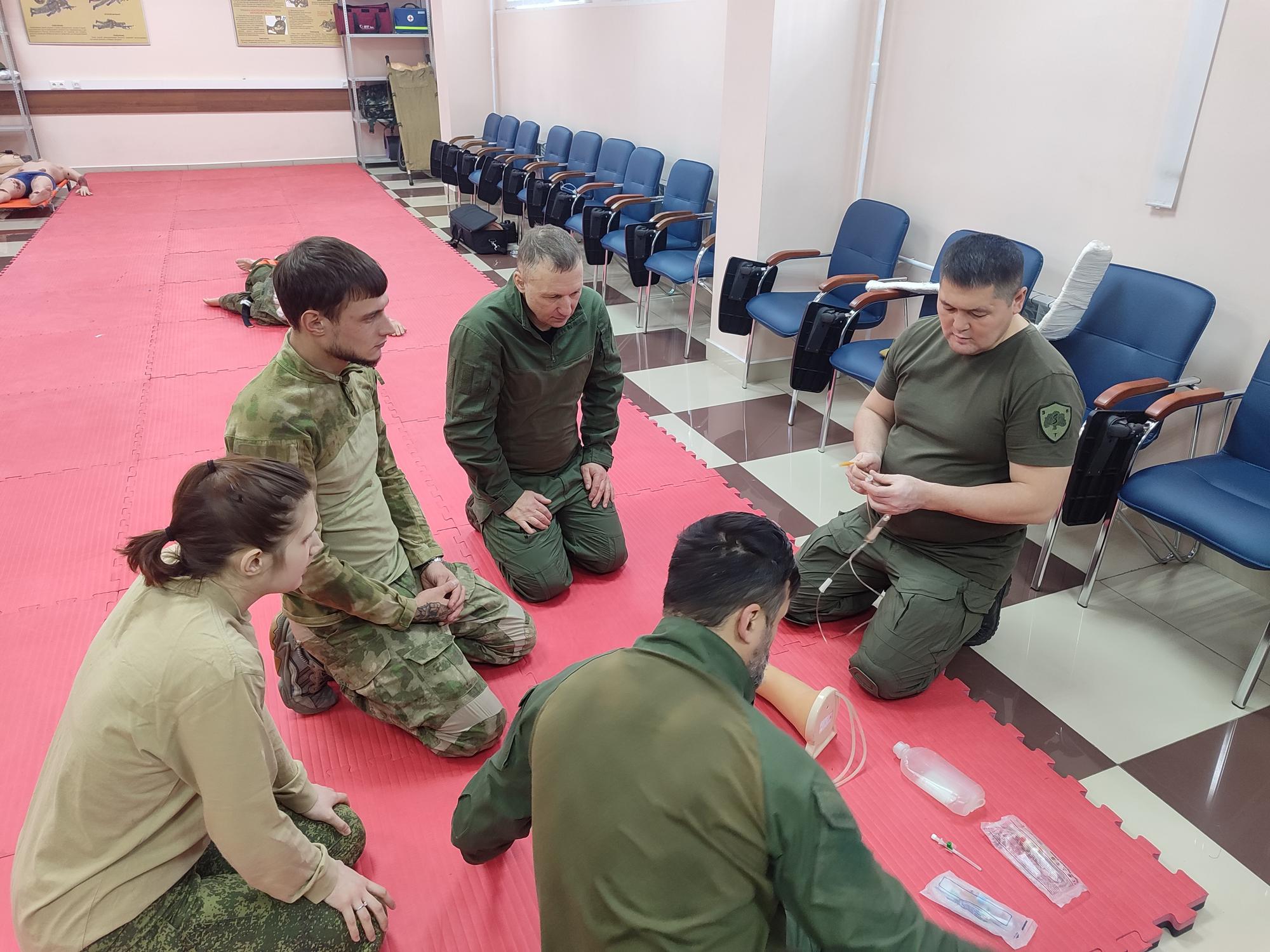 В январе 2026 года, в рамках межвузовского взаимодействия преподаватели военного учебного центра при Сеченовском университете провели цикл занятий по тактической медицине