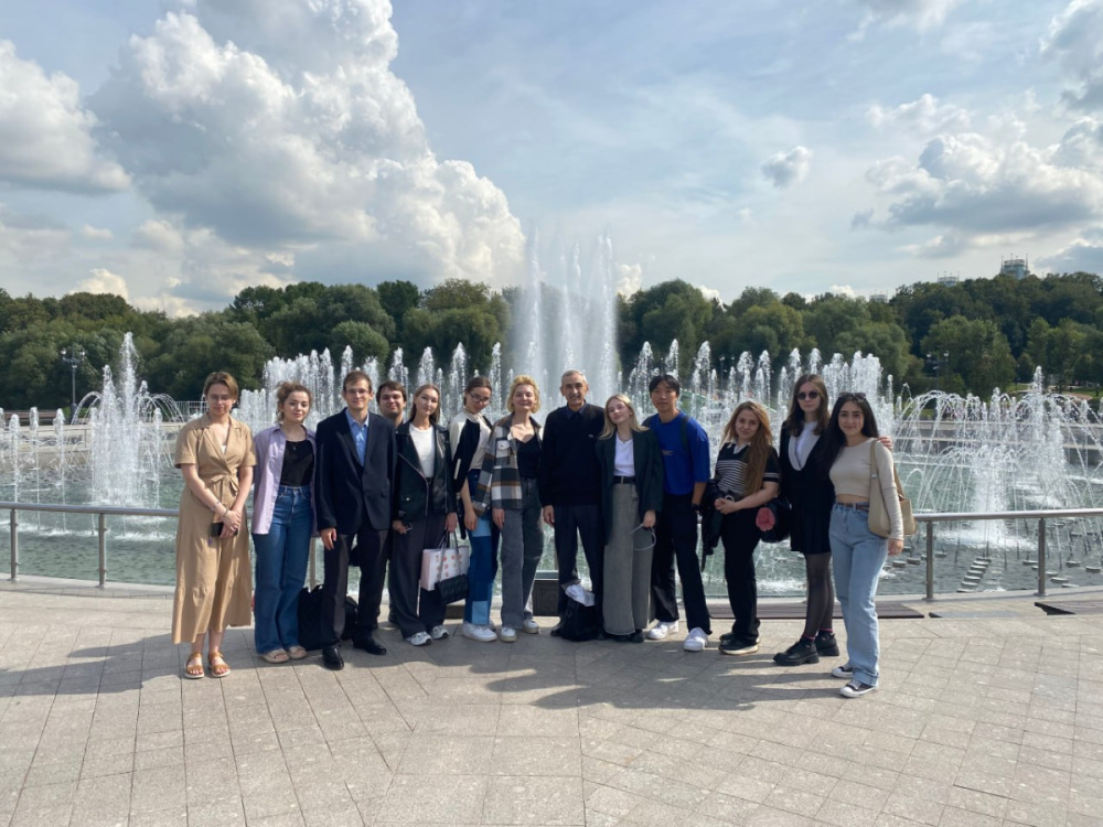 Профессия — просветитель: как экскурсии по старинным аптекам Москвы помогают профессору Сеченовского Университета готовить «фармацевтов будущего»