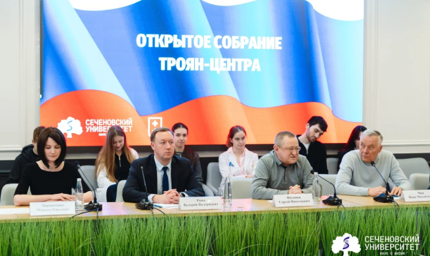 В Троян-центре студентам вручили награды с благодарностью от Сеченовского Университета