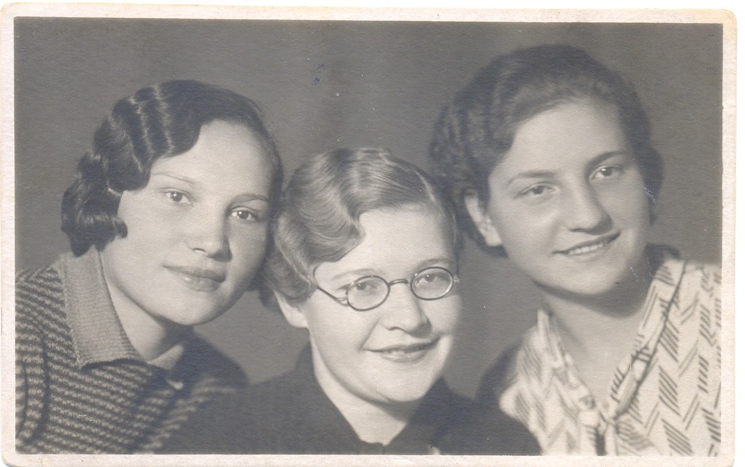 Тамара Шутова (1-я слева) с однокурсницами. 1940 г.