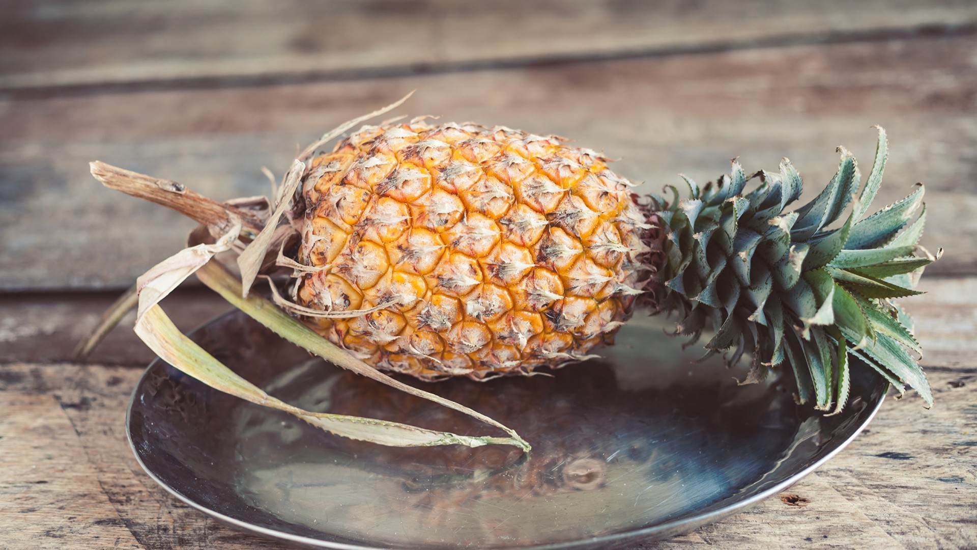 Pineapples_Closeup_Wood_planks_Plate_514563_2560x1440.jpg