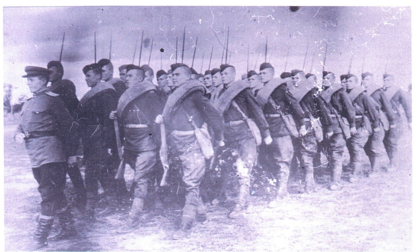 4. В.И. Петров среди солдат на марше, 1944 г..jpg