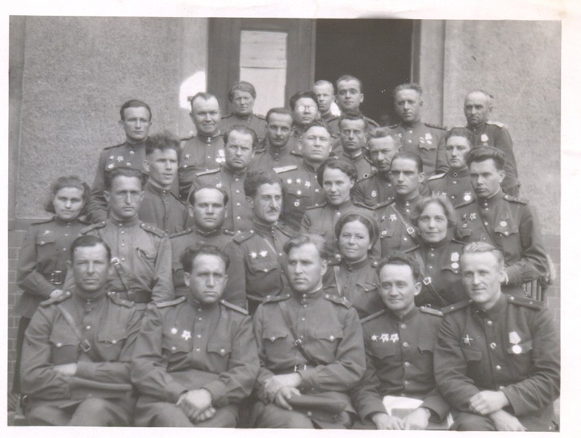 7. В.В. Кованов с сослуживцами. Апрель 1945 г..jpg