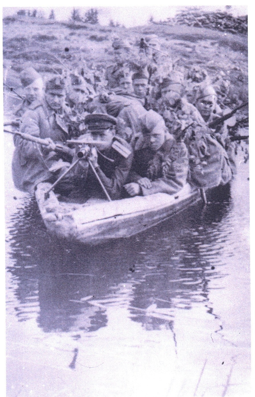 5.  В.И. Петров среди солдат, 1944 г..jpg