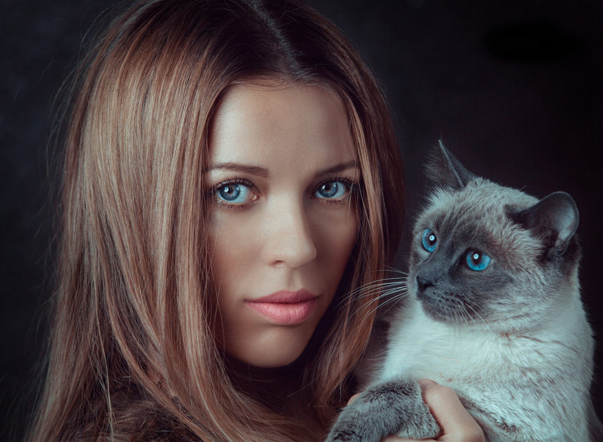 model-girl-brunette-blue-eyes.jpg