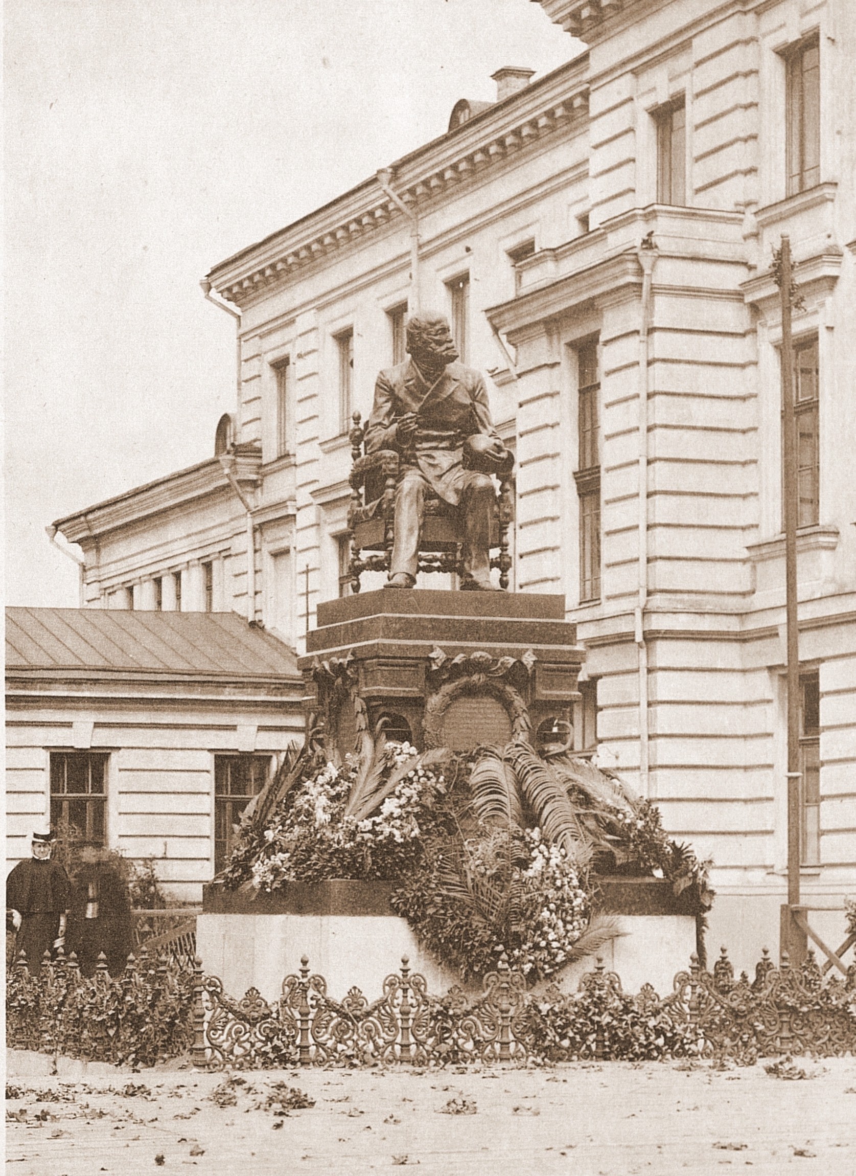 Памятник Н.И. Пирогову на Большой Царицынской (Большой Пироговской) улице.jpg