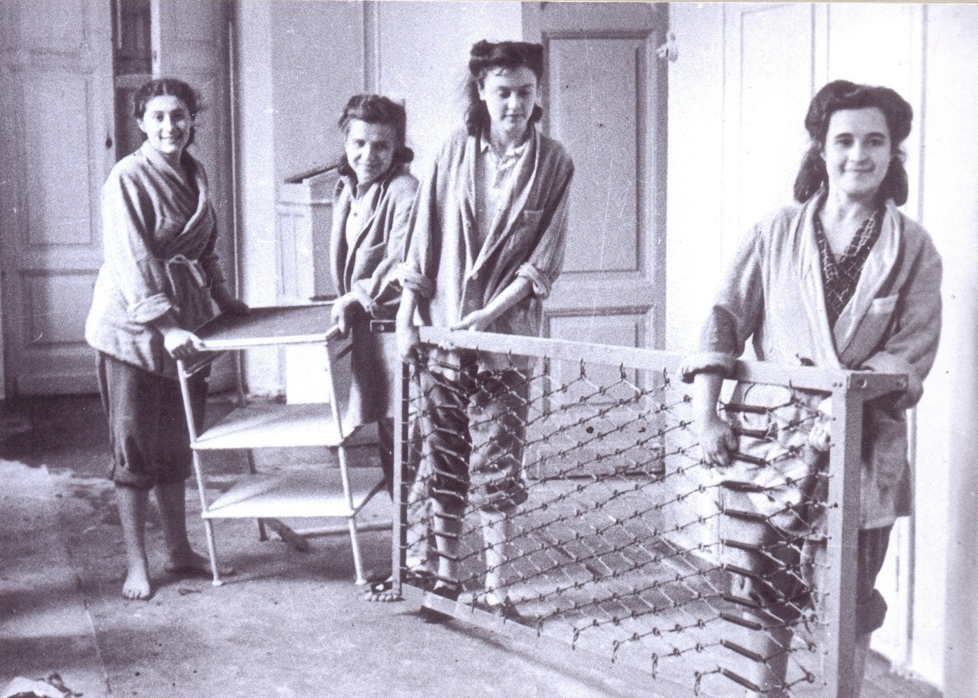 Подготовка палат к приему раненых в 1МОЛМИ. 1941 г..jpg