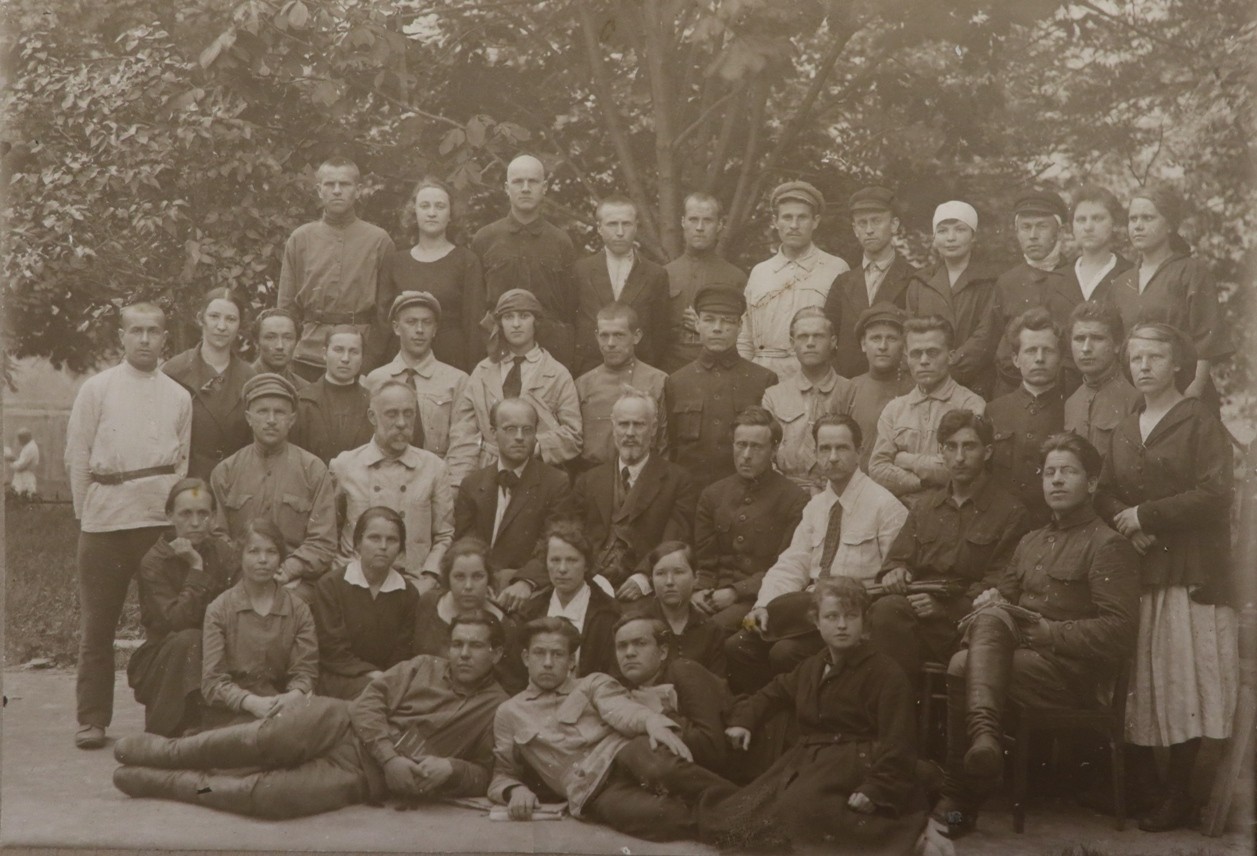 Студенты медицинского факультета 1-го МГУ в начале 1920-х гг..jpg