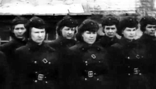 Студентки 1-го МОЛМИ перед отправкой на фронт. 1941 г..jpg
