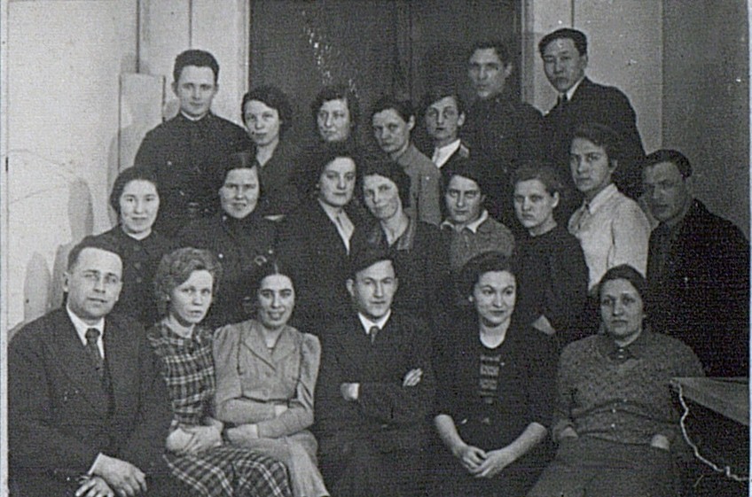 С.Алтаев с однокурсниками. 1939 г..jpg