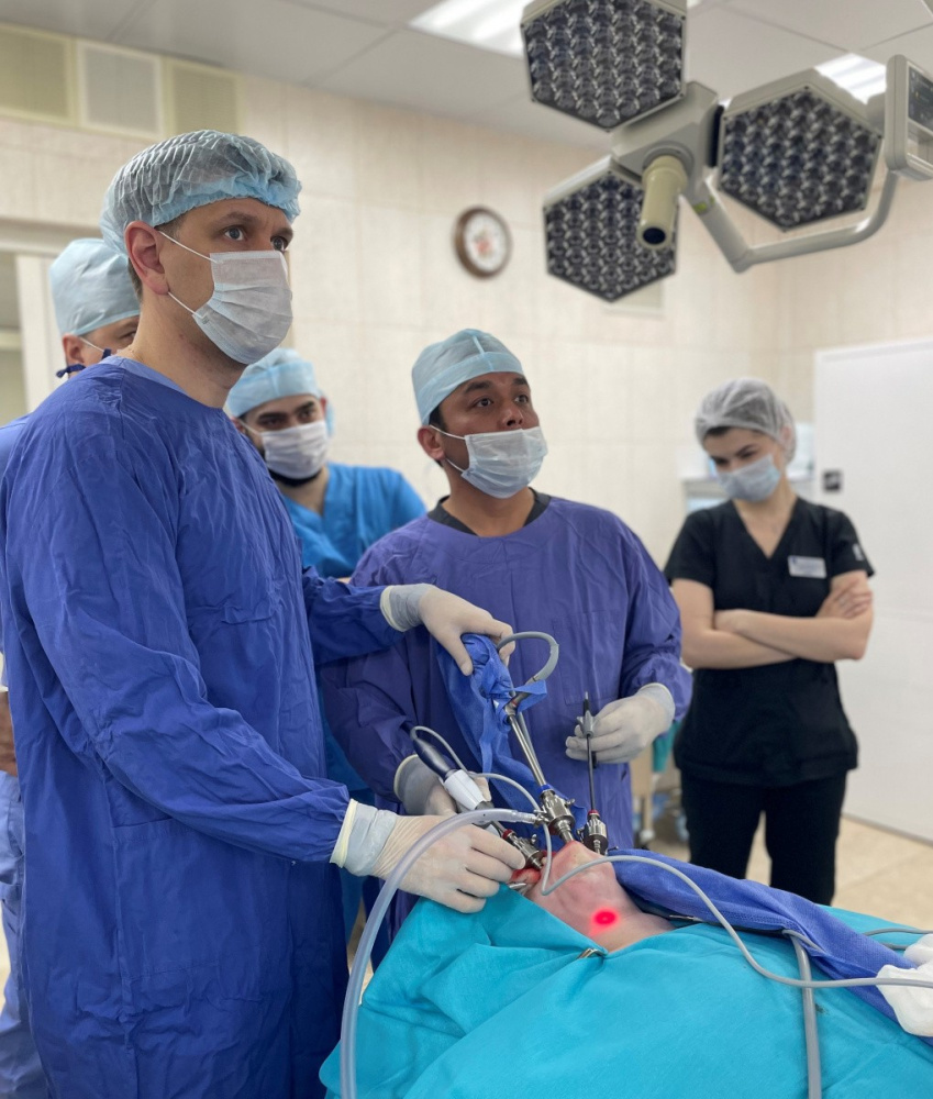 Врачи Сеченовского Университета провели мини-инвазивные операции на щитовидной железе