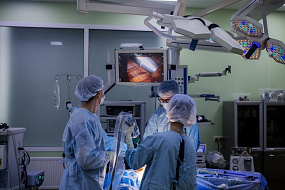 Хирурги Сеченовского университета первыми в мире удалили огромную кисту с помощью робота