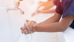 Врач призвала родителей научить детей правильно мыть руки и дезинфицировать гаджеты в школе
