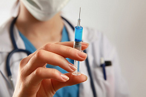 Прививку от коронавируса сделали сотрудники Сеченовского университета 