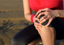 Опасные изменения: ревматолог рассказала, почему хрустят колени