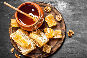 Бочка дёгтя в ложке мёда. Почему продукт пчеловодства может быть вреден?
