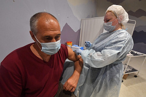 Российские ученые: прививки от гриппа и пневмококка защищают и от ковида