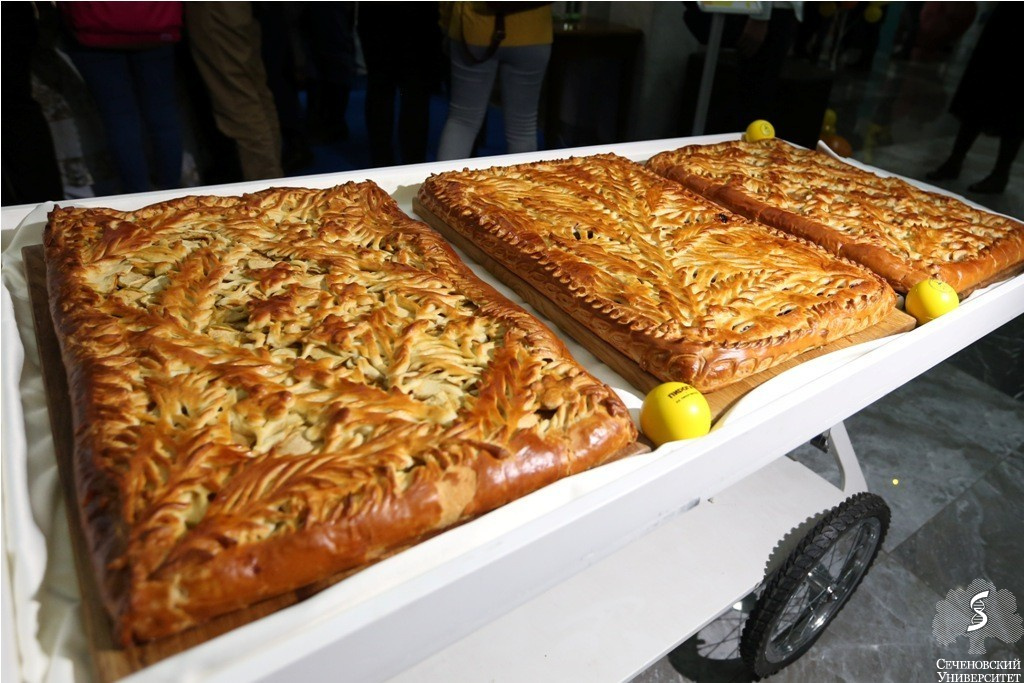 1 большой пирог. яблочный грэхем. красивый пирог. гигантский пирог. 1 большой пирог.