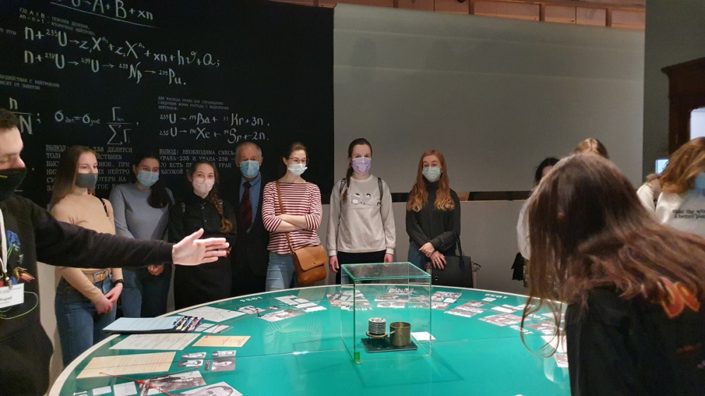 Вместо лекции в музей. Будущие биофизики побывали на интерактивном занятии «Атомные технологии – история развития и перспективы в России»
