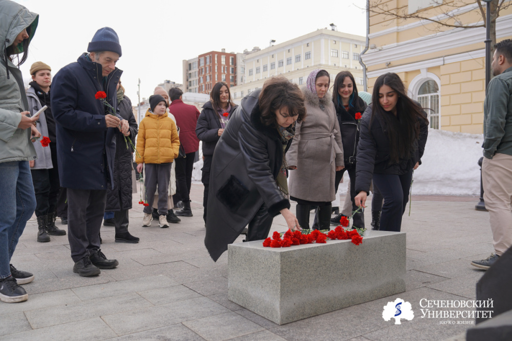 Сотрудники и обучающиеся Сеченовского Университета почтили память медиков, боровшихся с COVID-19