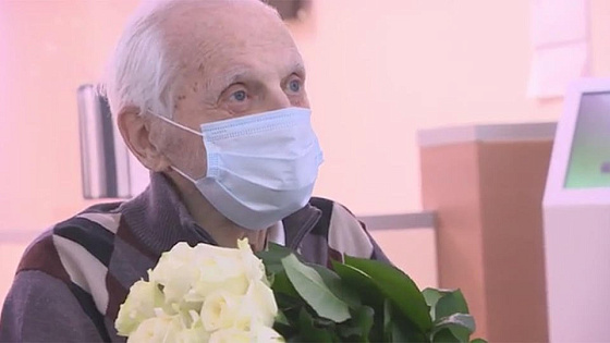Самый примерный пациент: 100-летний ветеран вылечен от COVID в Москве 